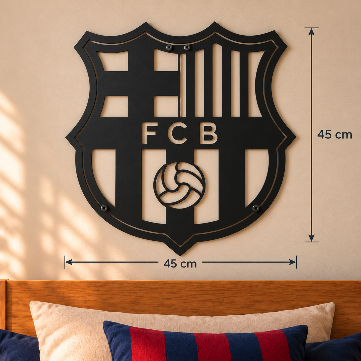 Matzwarte FC Barcelona wanddecoratie boven een bed, met maatlijnen voor de breedte van 45 cm en hoogte van 45 cm.