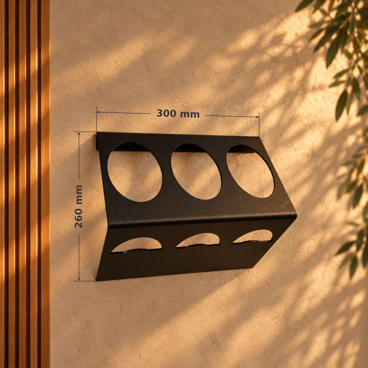 Zwart stalen wandwijnrek zonder flessen, met maatlijnen voor de breedte van 300 mm en hoogte van 260 mm.