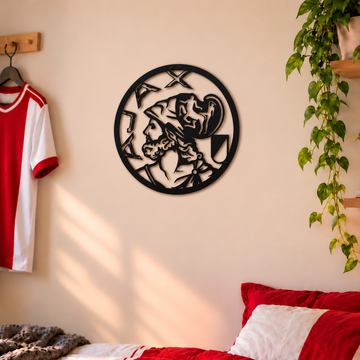 Klassiek Ajax-logo van 40 cm in zwart staal, van dichtbij weergegeven aan een gladde beige muur.