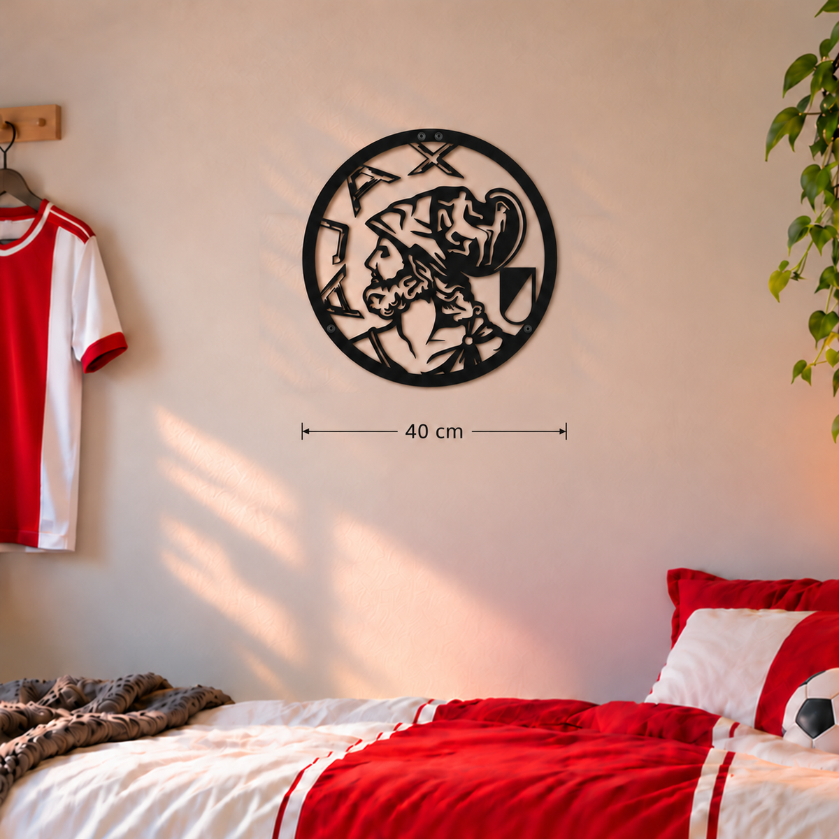 Zwarte Ajax wanddecoratie met klassiek logo aan een lichte muur, met een maatlijn die de diameter van 40 cm aangeeft.