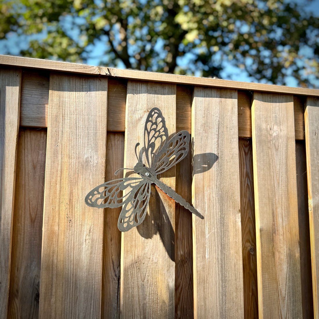 Libelle van 2 mm dik cortenstaal in L-formaat, decoratief roestkleurig tuinbeeld.