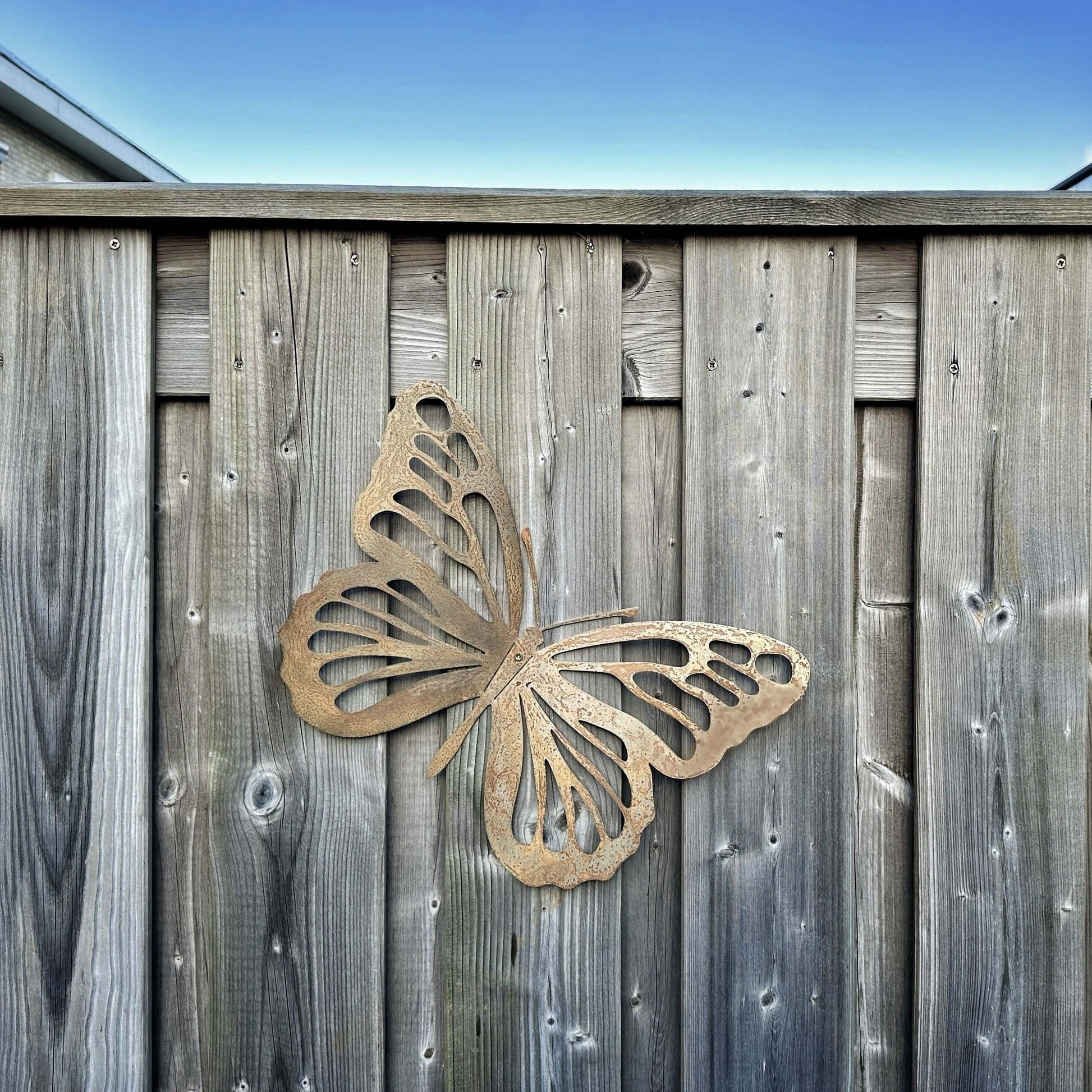 Cortenstalen vlinder in maat XL (39x27 cm), gemaakt van robuust cortenstaal, met een verfijnd ontwerp en een roestige patina die na verloop van tijd ontstaat.