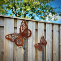 Set van 2 cortenstalen vlinders (L en XL), met roestbruine patina, perfect voor een natuurgetrouwe uitstraling in de tuin.