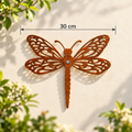 Cortenstalen libelle van 30 cm breed, gemaakt van 2 mm dik staal met natuurlijke roestpatina, als sfeervolle decoratie aan een houten schutting.