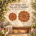 Twee cortenstalen mandala’s van 40 en 60 cm naast elkaar boven een houten tuinbank.