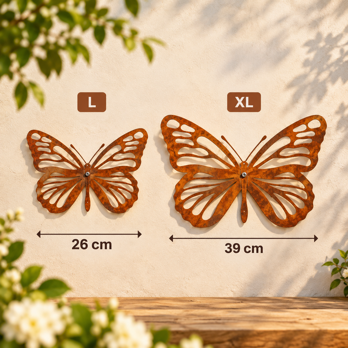 Afmetingen van twee cortenstalen vlinders: maat L van 26 x 18 cm en maat XL van 39 x 27 cm. Metalen vlinderset voor tuin, schutting en hekwerk.