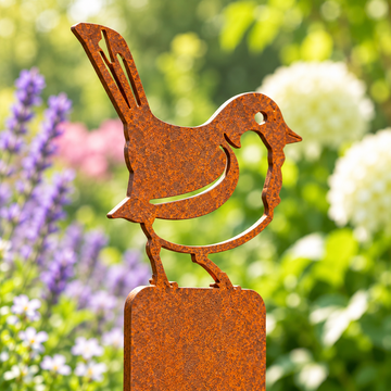 Vooraanzicht van vijf cortenstalen palen met vier verschillende vogels en een paal zonder vogel.