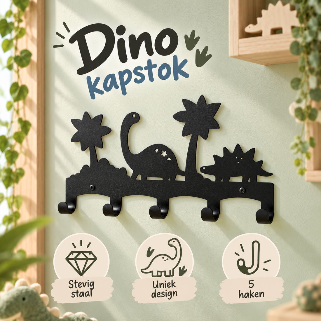 Zwarte metalen dino kinderkapstok met vijf haken aan een saliegroene muur, met een crème vest en blauwe dinosaurus-rugzak.
