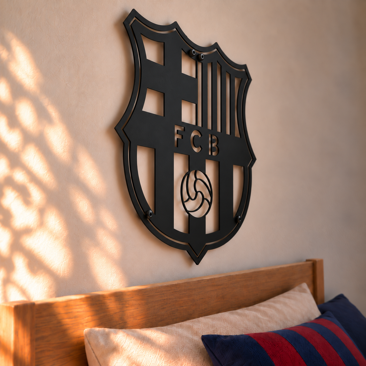 Schuin zijaanzicht van de matzwarte FC Barcelona wanddecoratie, waarbij de dunne staalplaat en afstand tot de muur zichtbaar zijn.