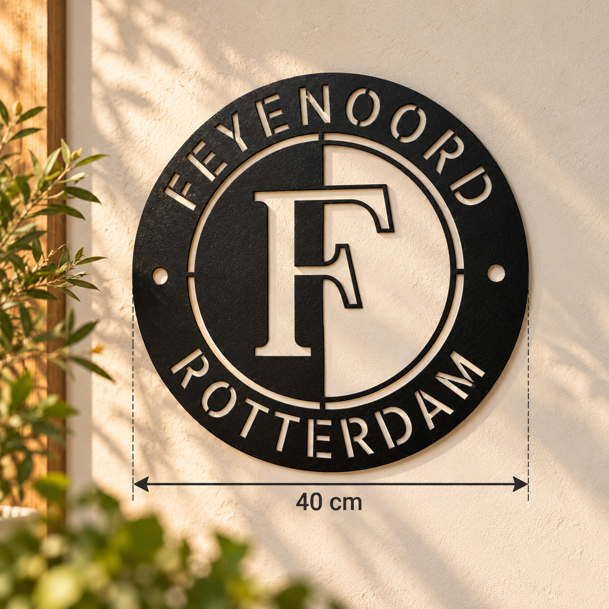 Ronde Feyenoord wanddecoratie met een diameter van 40 cm, gemaakt van 2 mm dik staal en afgewerkt met een zwarte fijne structuurpoedercoating.