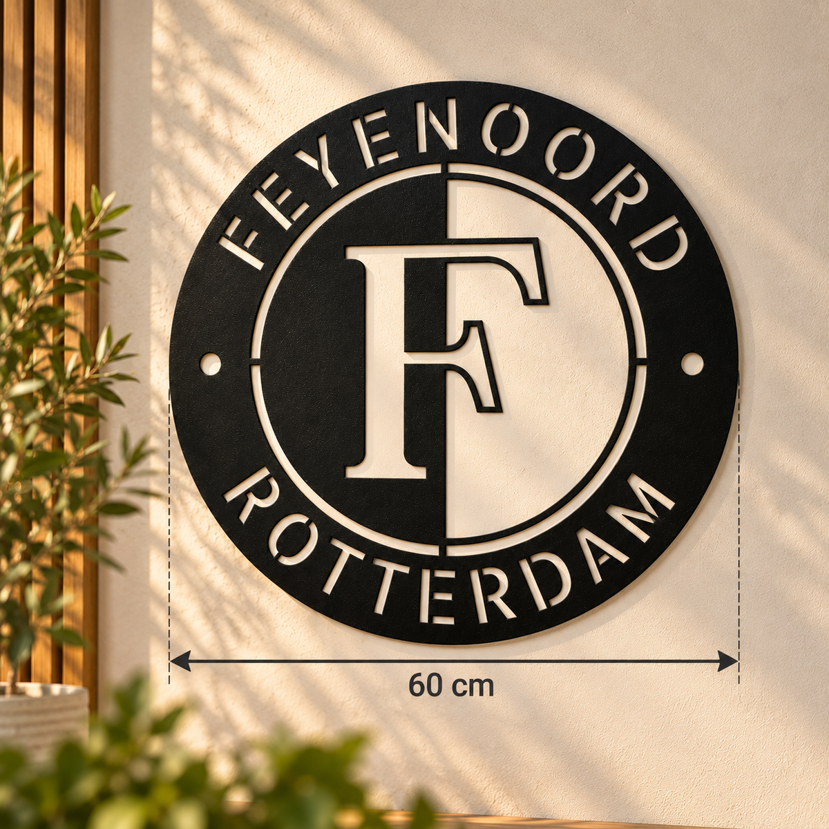 Ronde Feyenoord wanddecoratie met een diameter van 60 cm, gemaakt van 2 mm dik staal en afgewerkt met een zwarte fijne structuurpoedercoating.