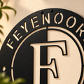 Detailfoto van Feyenoord muurdecoratie met strakke lasergesneden contouren, 2 mm staaldikte en een hoogwaardige zwarte fijne structuurpoedercoating.