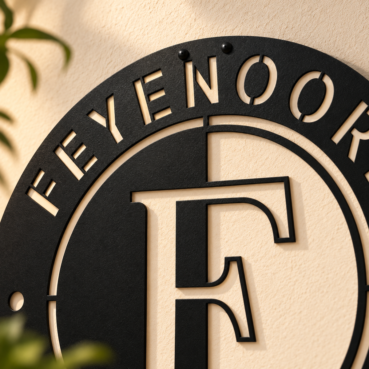 Detailfoto van Feyenoord muurdecoratie met strakke lasergesneden contouren, 2 mm staaldikte en een hoogwaardige zwarte fijne structuurpoedercoating.