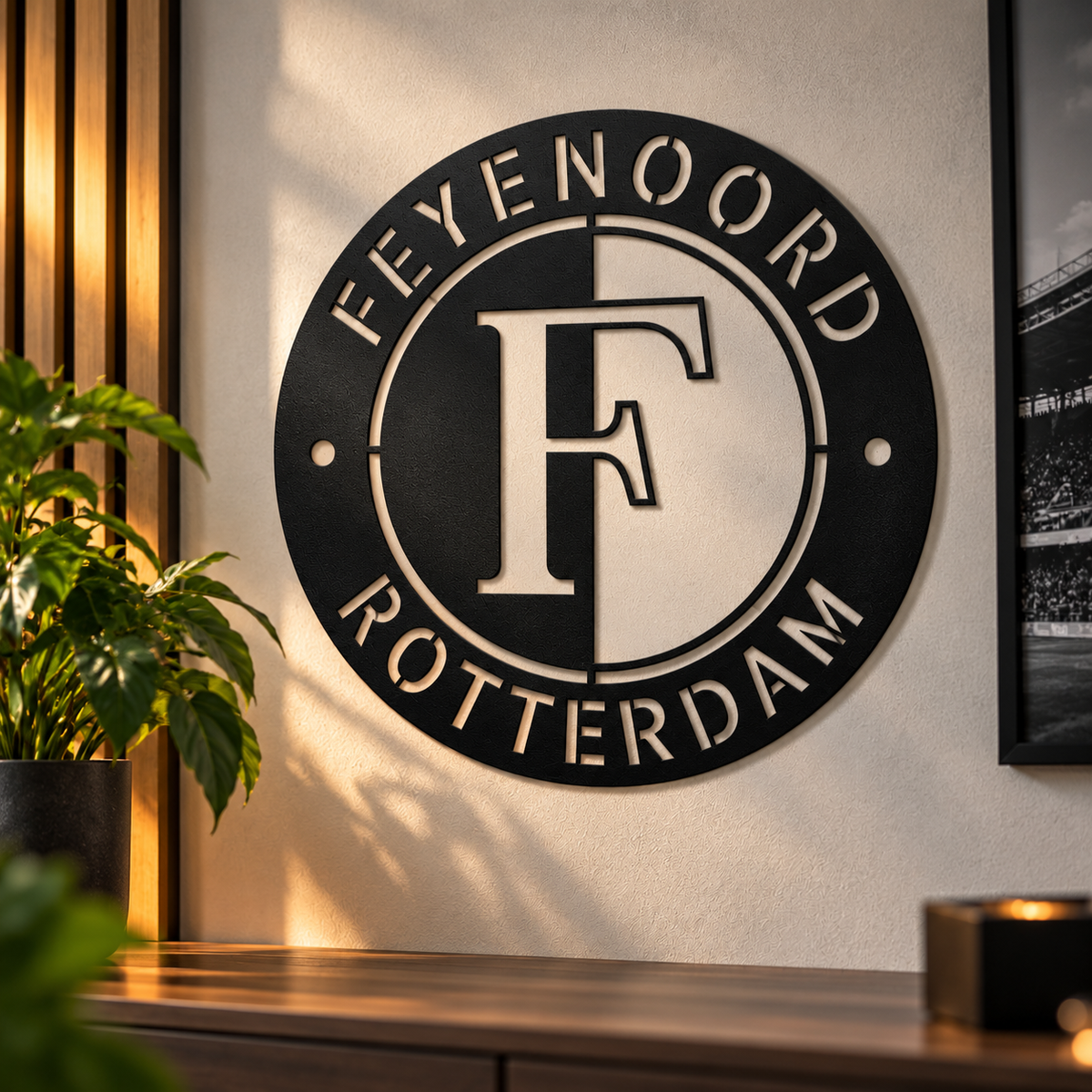 Zwart metalen Feyenoord logo als sfeervolle wanddecoratie aan de muur in een voetbalkamer. Stoere muurdecoratie voor Feyenoord supporters.