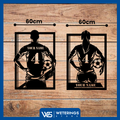 Gepersonaliseerde voetbalwanddecoratie met een afmeting van 60x80 cm, gemaakt van 2 mm dik staal met matte zwarte poedercoating. Perfect voor elke kamer.
