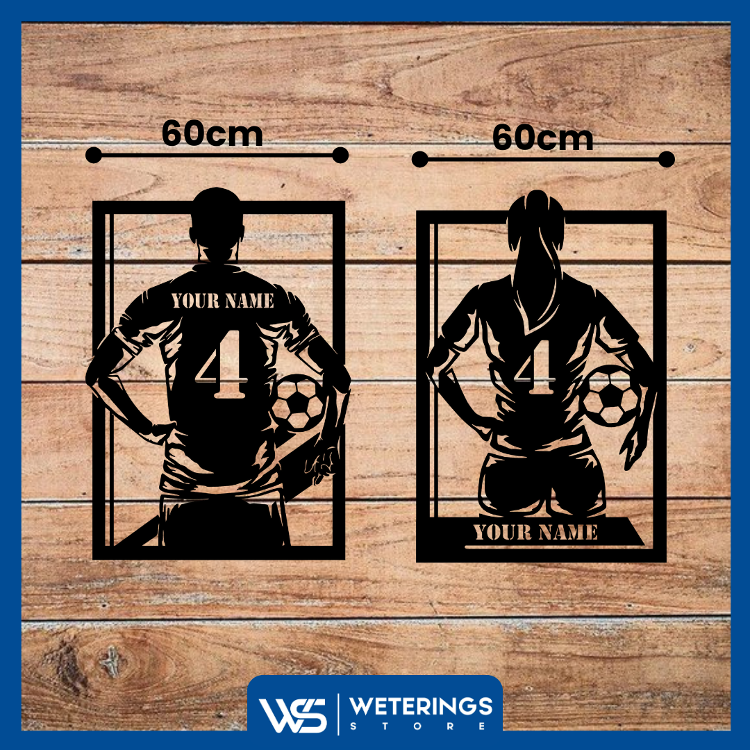 Gepersonaliseerde voetbalwanddecoratie met een afmeting van 60x80 cm, gemaakt van 2 mm dik staal met matte zwarte poedercoating. Perfect voor elke kamer.