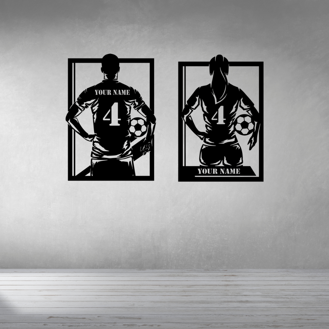 Unieke gepersonaliseerde voetbalwanddecoratie met naam, gemaakt van hoogwaardig staal en zwarte poedercoating. Perfect voor elke sportliefhebber, 60x80 cm.