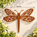 Grote metalen libelle van 44 cm breed, vervaardigd uit 2 mm dik cortenstaal met een warme roestbruine uitstraling, als decoratie voor tuin, schutting of hekwerk.