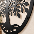 Close-up van de zwarte metalen levensboom wanddecoratie met matte fijne structuurpoedercoating en gedetailleerd lasergesneden staal van 2 mm dik.