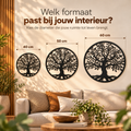 Vergelijking van drie zwarte metalen levensbomen van 40, 50 en 60 cm aan de muur boven een bank in een sfeervolle woonkamer.