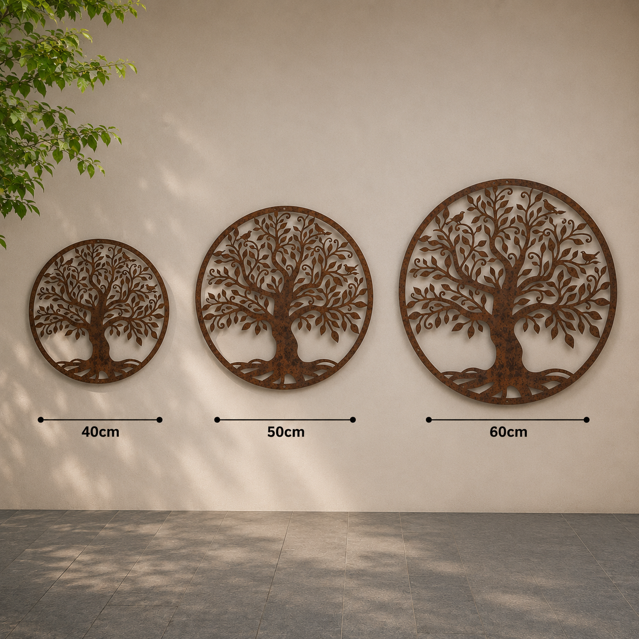 Metalen levensboom wanddecoratie met decoratieve boomstructuur aan een moderne muur.