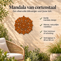 Roestkleurige mandala aan een lichte tuinmuur, naast een zithoek met groen en informatie over het ontwerp.