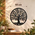 Zwarte levensboom wanddecoratie van 50 cm in een sfeervol ingerichte woonkamer