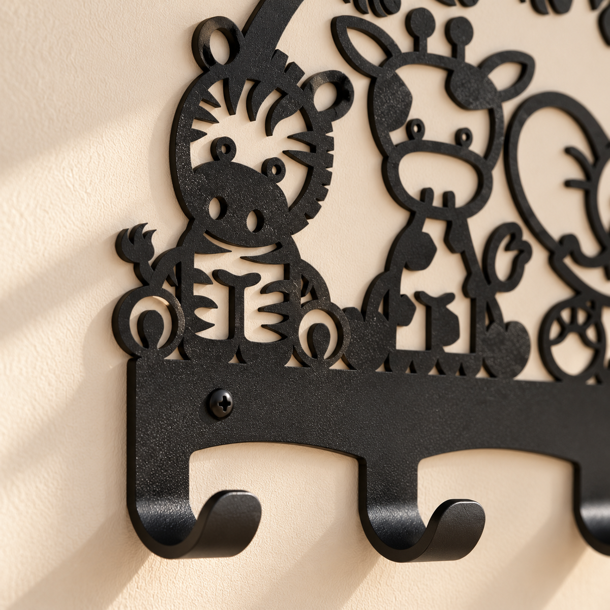 Metalen wandkapstok met safaridieren als praktische decoratie voor de kinderkamer.
