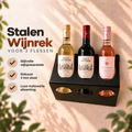 Sfeervolle productafbeelding van het zwarte wandStalen wijnrek voor 3 flessen – presentatie en afwerkingwijnrek met drie voordelen: stijlvolle wijnpresentatie, robuust 3 mm staal en luxe matzwarte afwerking.