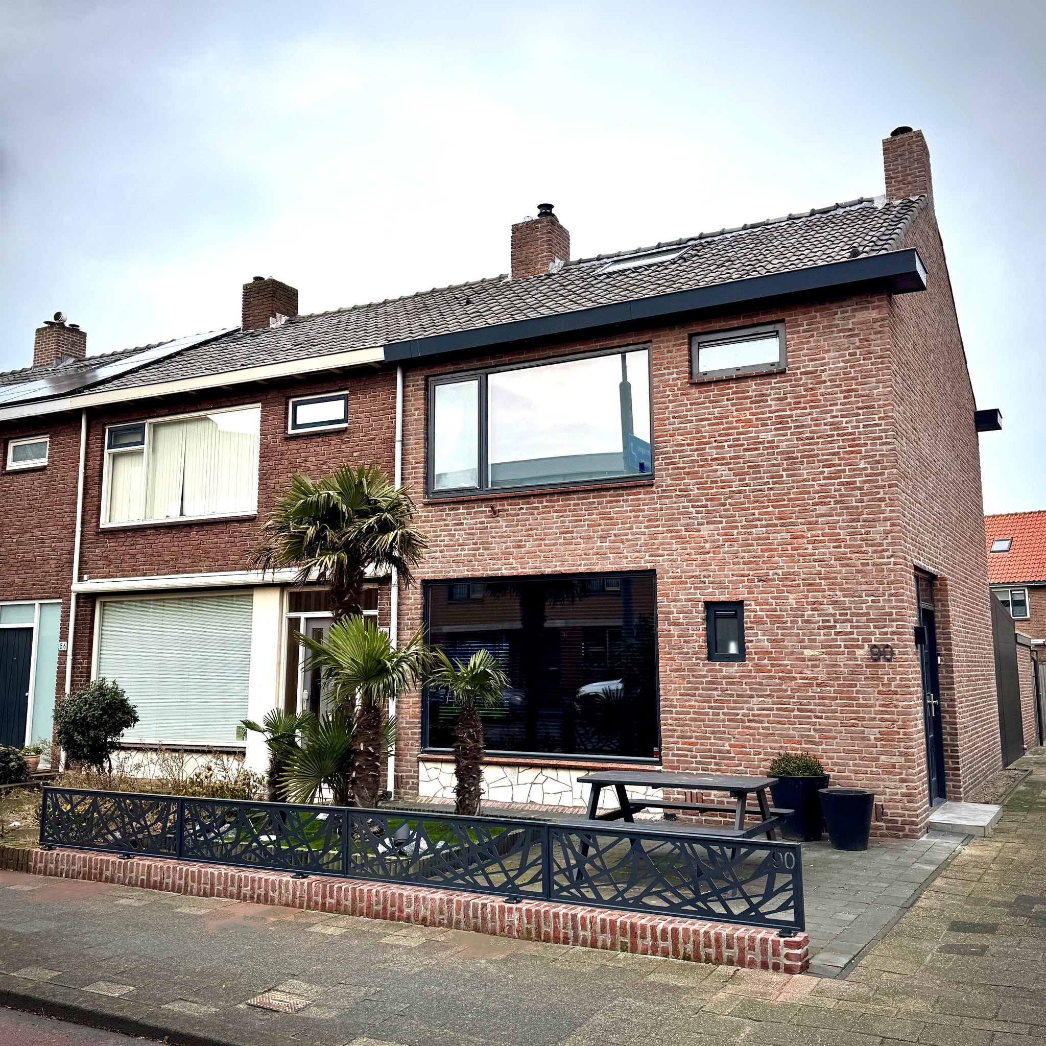 Duurzaam en op maat gemaakt tuinhek van metaal, weerbestendig en stijlvol
