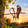 Metalen zwaluwenkoppel van cortenstaal als decoratie voor tuin, schutting of muur