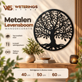 Zwarte metalen levensboom aan een lichte muur in een sfeervolle woonkamer